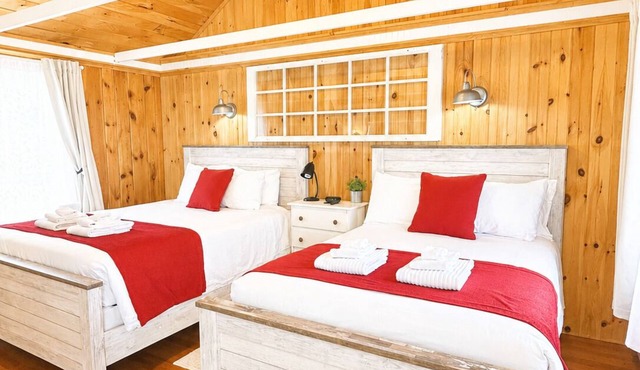 Cottage 4 - Year Round Pet Friendly 1 Bed w/Loft/1 Bath & Courtyard