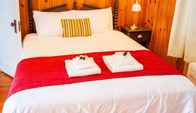 Cottage 5-6 - Year Round Pet Friendly - 2 Bedroom/1 Bath End Unit