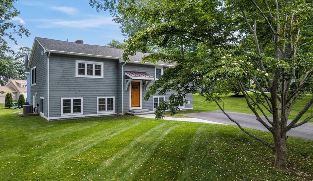 Cottage by the Cliff. 5 minute walk to oceanside Cliff Walk. Newly renovated.