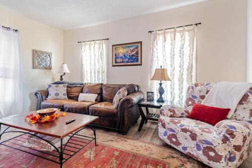 Cottage in the Falls, 3 b, 2 bath, fireplace