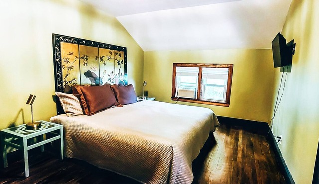 Cottage luxury suite high on top of city