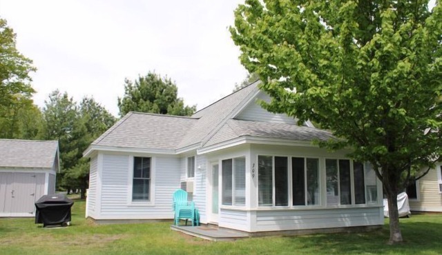 Cottages at Summer Village, fully furnished cottage, Wi-fi, heated pools, hot tub