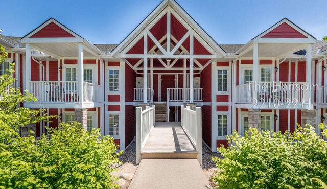 Country Club Charm - 4-Bed Radiant Resort Condo