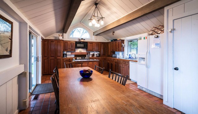 Country retreat with stunning views, spectacular pool, unparalleled privacy!