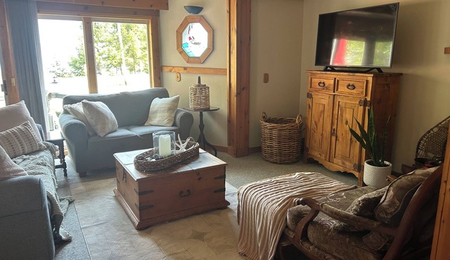 Couples/Girls Getaway Retreat Cozy Lake View Cottage- Sip Wine, Watch Sunsets