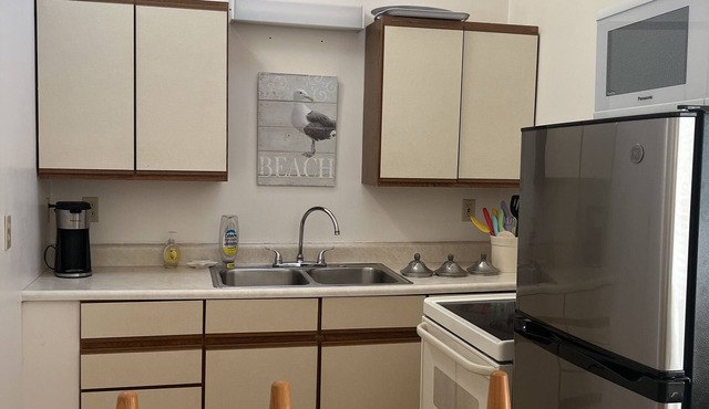 Cozy 1-bedroom apartment in charming Kennebunk with WiFi, AC. Walk to town.