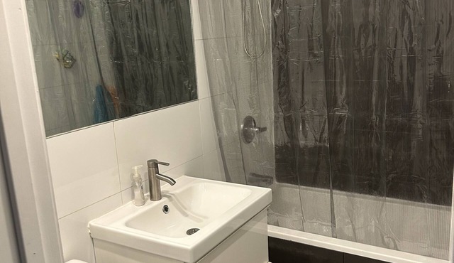 Cozy 1-bedroom apartment in peaceful Brooklyn with AC