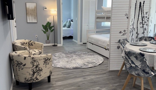 Cozy 1-bedroom apartment in delightful Newark with AC