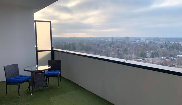 Cozy 1BR Condo w/In-Suite Laundry, Gym, Free Parking and Full Kitchen
