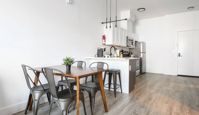 Cozy 1BR Next to Airport y9n8