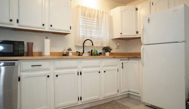 Cozy 2 Bed 1 Bath Near Downtown & Beaches