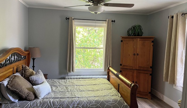 Cozy 2-bedroom, 4bds near tranquil Crandall Park Glens Falls with AC
