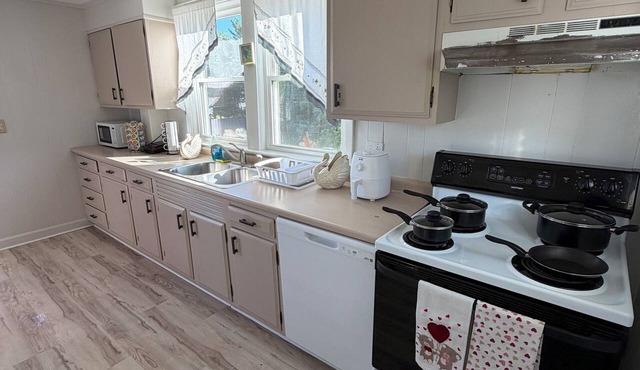 Cozy 2-bedroom apartment in lovely Attleboro with AC
