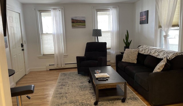 Cozy- 2-Bedroom clean and Quiet- Maple St. Walk anywhere in Burlington