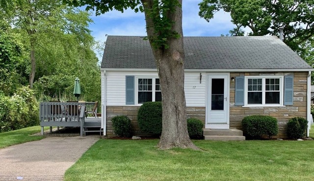 Cozy 2-bedroom Cottage, 5 Minute Walk to Scarborough Beach South!