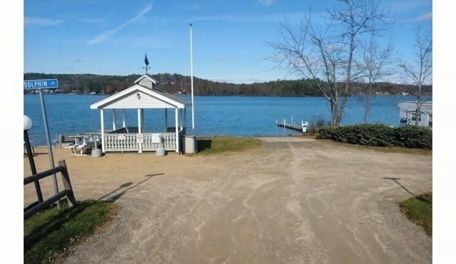 Cozy 2 bedroom cottage, sleeps 6, in a gated beach resort on Lake Winnisquam