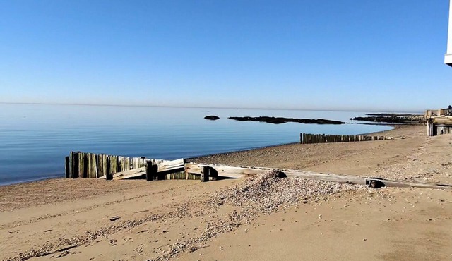 Cozy 2-bedroom house sleeps 7, in charming East Haven Ct. with AC on the beach