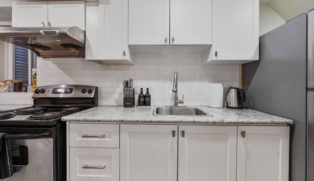 Cozy 2 BR Bsmt Apt | Free Parking, Mins to Senaca