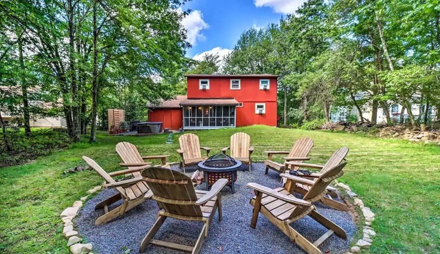 Cozy 3-bedroom cabin in enchanting Long Pond with Hottub, WiFi