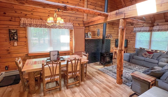 Cozy 3-bedroom cabin w/hot tub near Lake Winnipesaukee