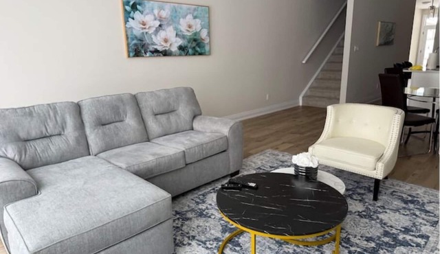 Cozy 3 Bedroom Townhome near Hyde Park Mall & Western University