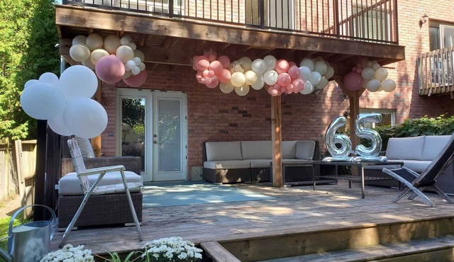 Cozy 4-Bedroom Townhouse, Steps to Lake Simcoe and shops, short drive to beach.