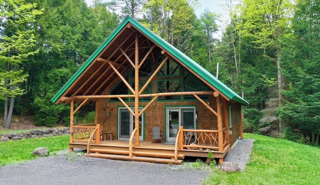 Cozy Adirondack A-Frame 2 minutes to Schroon Lake & Stone Bridge Caves