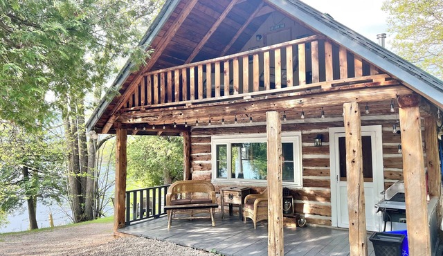 Cozy all season Balderson Cabin, 20 mins from Perth Ontario!