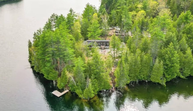 Cozy and quiet lakeside cottage with large screened in porch to dine and relax