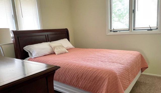 Cozy Apartment. Close to downtown, Newbo and easy access to I 380 in Cedar Rapids
