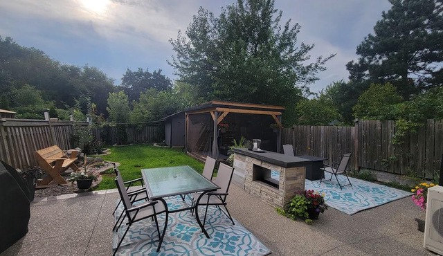 Cozy basement apartment mins from the airport Hwy., Parks, mall and casino
