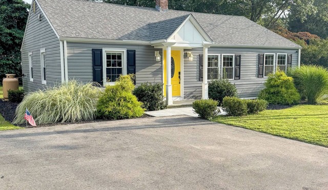 Cozy beach retreat in Niantic's Black Point Beach