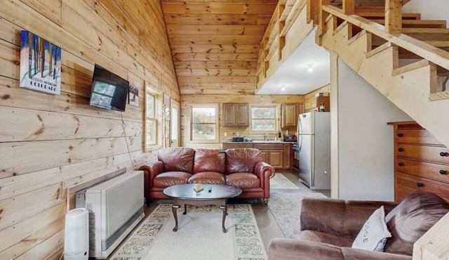 Cozy cabin close to Smuggler's Notch w/firepit, gas grill, trail to river, wifi