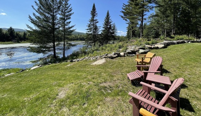 Cozy Cabin immersed in nature. Close to skiing, snowmobiling, hiking and biking.
