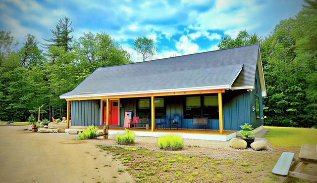 Cozy Cabin with Outdoor Shower, Fireplace, Games, Firepit and a Mountain View!