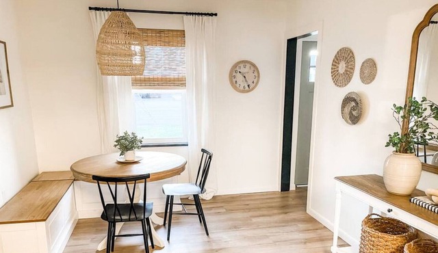 Cozy Cape Cod with private HOT TUB in Reading