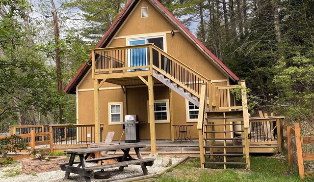 Cozy chalet in adorable Keene with AC, WiFi