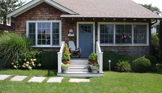 Cozy Coastal Cottage close to ocean beaches and shopping.