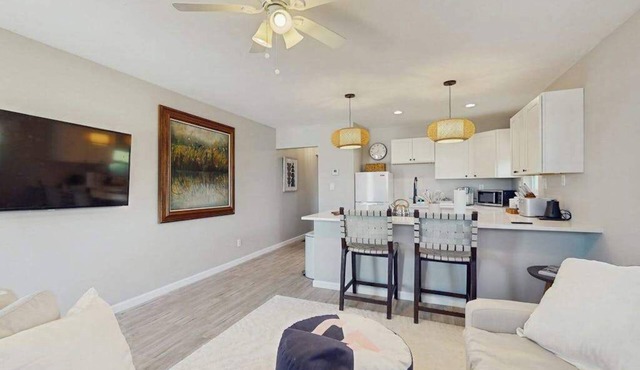 Cozy coastal duplex with full kitchen, close to beach & shopping in Naples