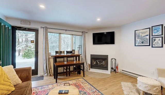 Cozy condo near town square & slopes w/gas fireplace, pool/deck-Dog Friendly