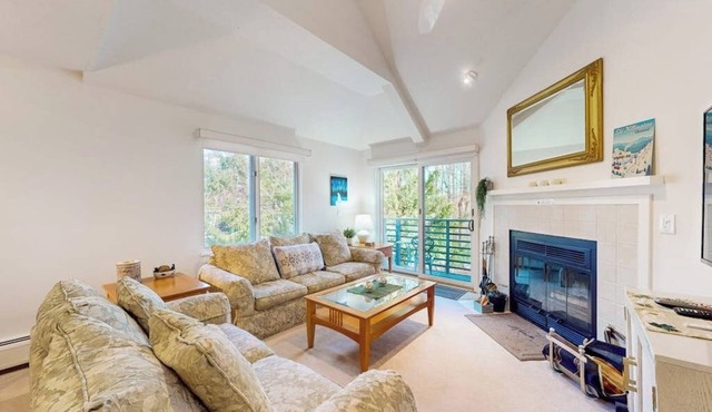 Cozy condo w/balcony, indoor pool, hot tub, sauna, gym, steam room