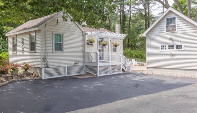 Cozy cottage home walking distance to restaurants, shops and water views