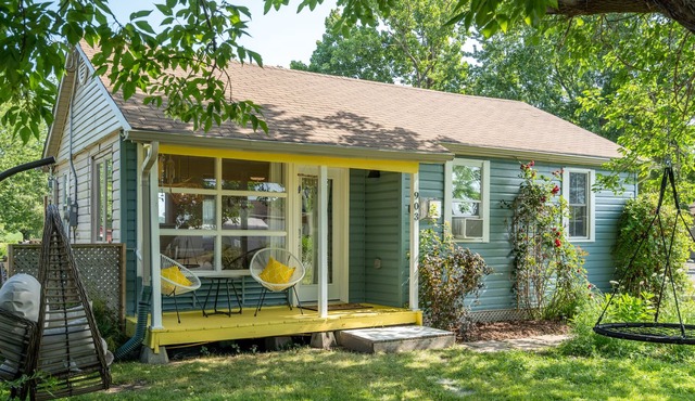 Cozy Cottage, steps to beach + Hot Tub - Lake Erie Couple or Family Getaway