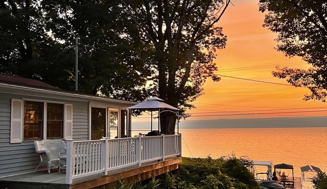 Cozy Cottage with Sauna, Private Dock & Walkable Winery and 2 Restaurants