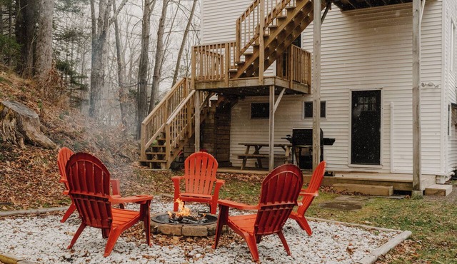 Cozy Creekside Retreat-Minutes to Hunter Mountain -Arcade, Fire Pit, BBQ
