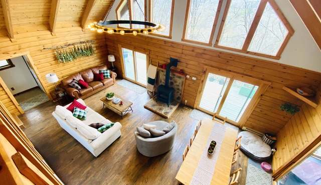 Cozy Creekview Cabin - Berkeley Springs, WV in Berkeley Springs