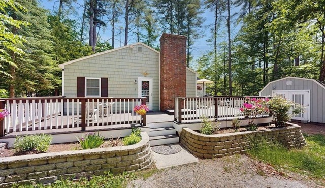 Cozy Dog Friendly Cottage w/large deck, firepit, partial a/c & walk to lake