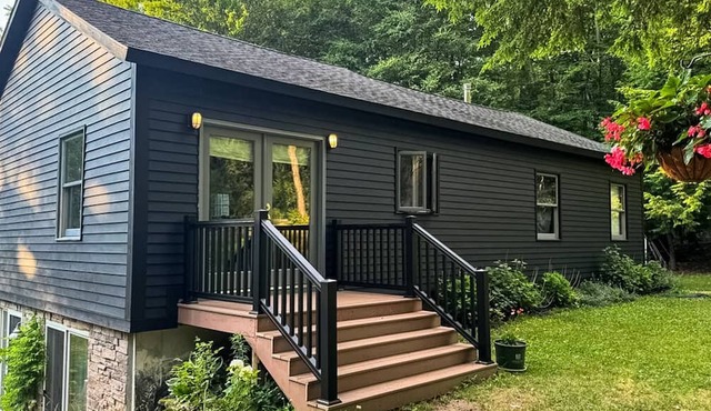 Cozy dog-friendly home on 3 acres, pellet stove, deck, firepit, projector, w/d,