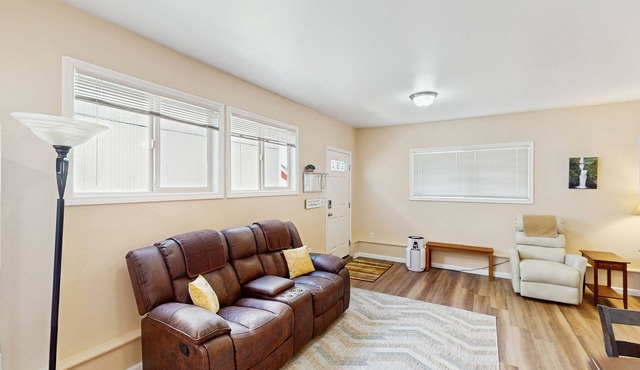 Cozy dog-friendly studio, fast WIFI, A/C and in-unit washer & dryer in Eugene