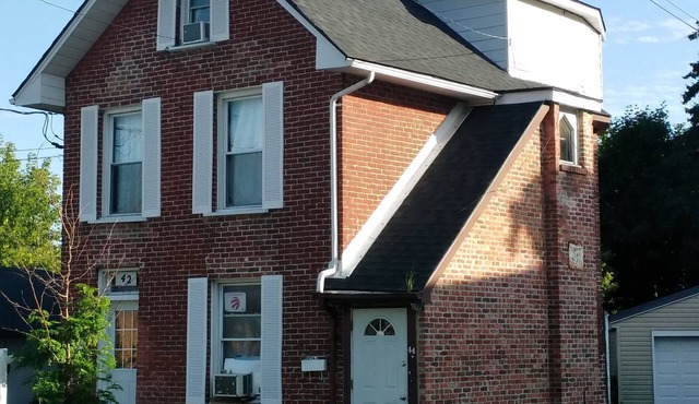 Cozy downtown two bedrooms free parking